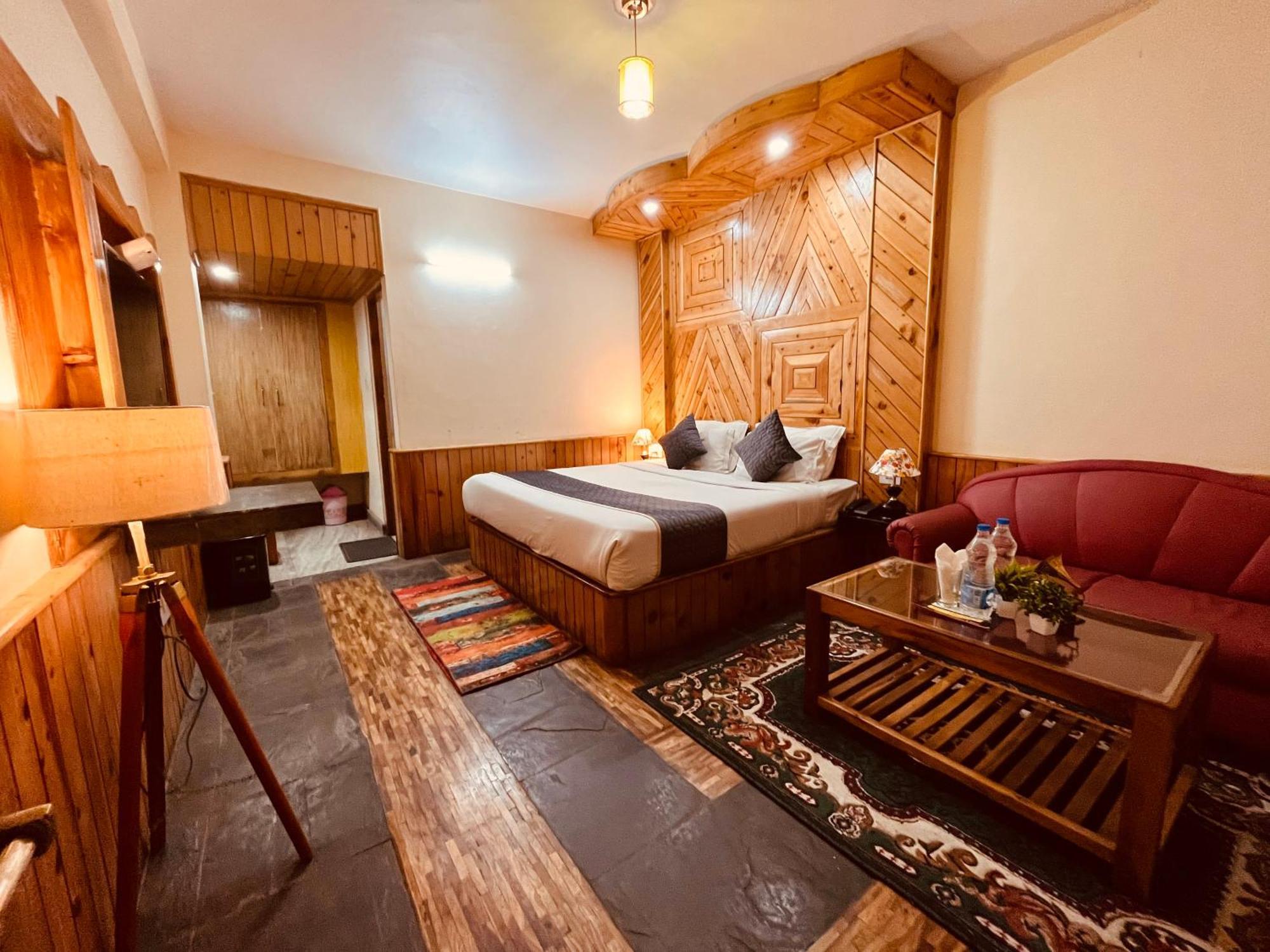 Hotel Hollywood Manali - Scenic River & Mountain View With Premium Rooms ภายนอก รูปภาพ