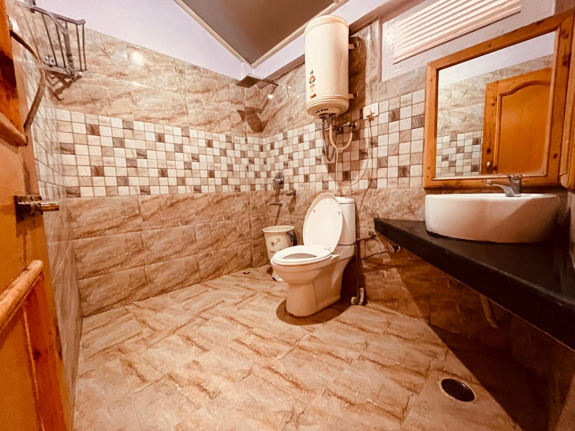 Hotel Hollywood Manali - Scenic River & Mountain View With Premium Rooms ภายนอก รูปภาพ